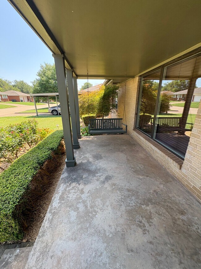 Building Photo - 220 Tullahoma Dr