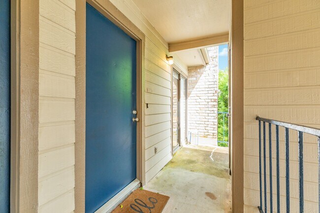 Building Photo - 7098 N Holiday Dr