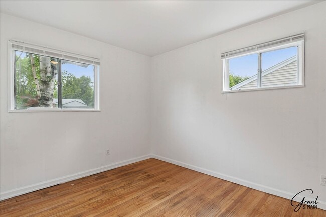 Building Photo - 2 bedroom $1300