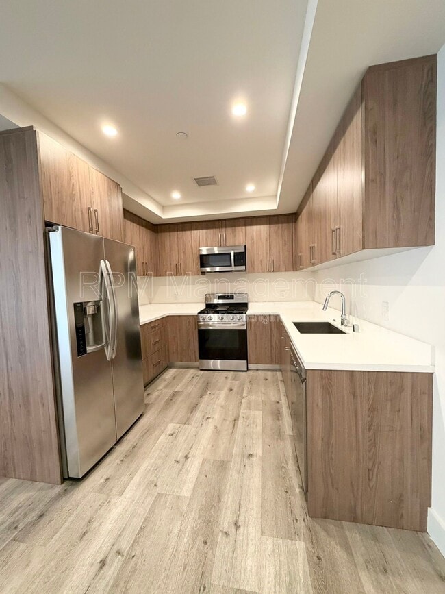 Building Photo - 5923 Laurel Canyon Blvd