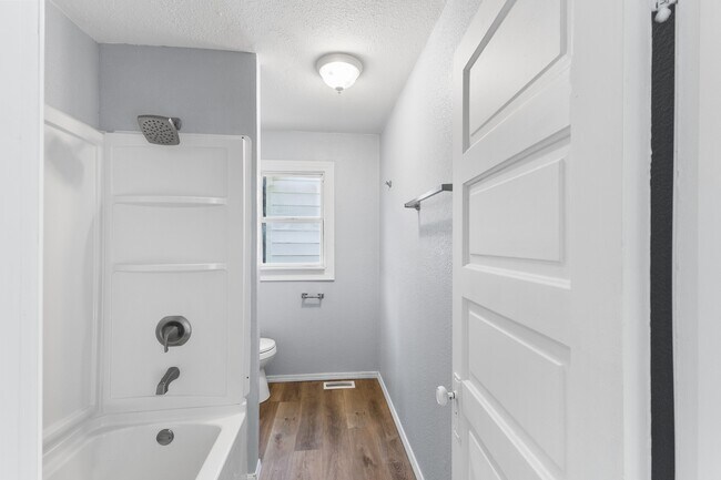 Building Photo - 1418 Mott Ave