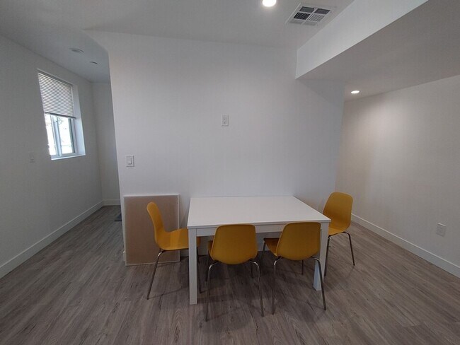 Building Photo - PRIVATE ROOM WITH PERSONAL BATHROOM & SHOWER