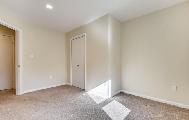 Building Photo - Fabulous 3BR/3.5BA Potomac Townhome, in In...