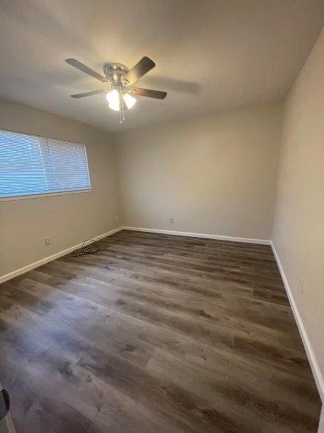 Building Photo - 2 Bedroom Walking Distance to Mather Air Force Base