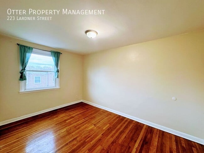 Building Photo - 223 Lardner St