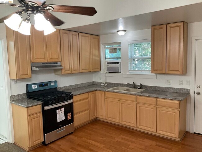 Building Photo - 512 E St