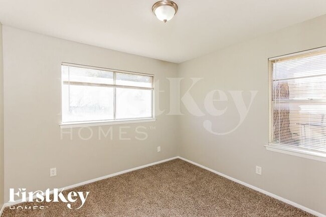 Building Photo - 7847 Robincreek Dr