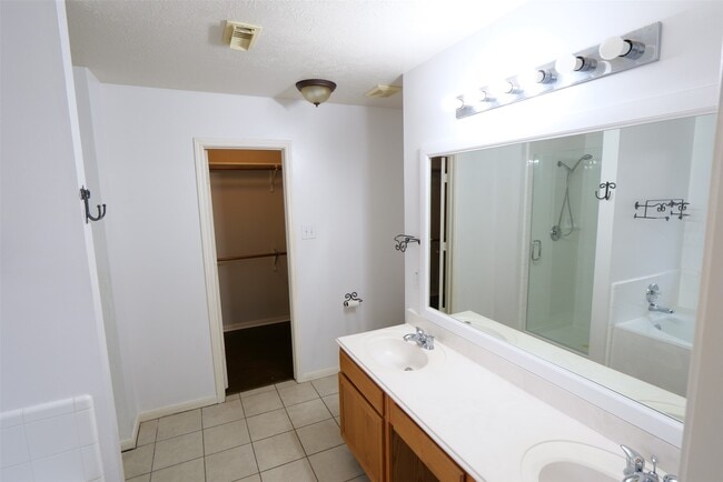 Building Photo - 23135 N Waterlake Dr