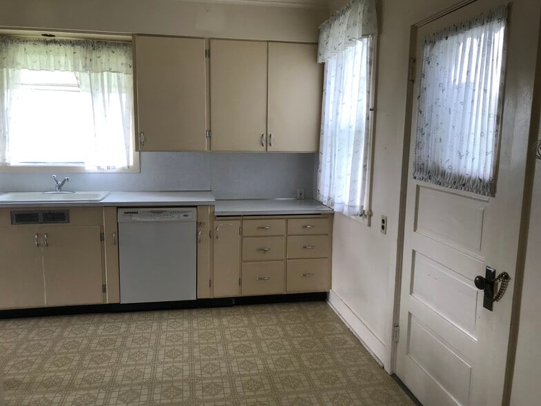 Sink counter & dishwasher - 615 W Main St