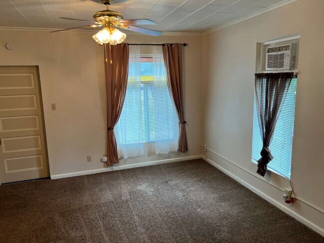 Building Photo - "Charming 2-Bed Oasis in the Heart of Moscow, ID – Cozy 764 Sq Ft Haven!"