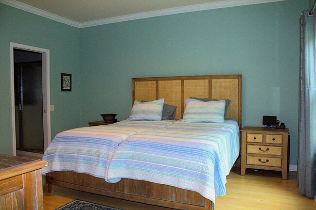 Building Photo - "Luxurious 3-Bed Condo in Hendersonville: Spacious 2023 Sq Ft within a 55+ community.”
