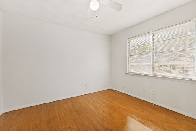 Building Photo - 4-Bed Home with Renovated Kitchen & Baths – Plenty of Space!