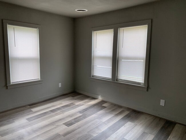 Building Photo - Adorable 2 bedroom, 2 bathroom home. Stack...