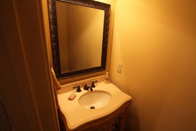Building Photo - 3 Bed/3.5 Bath Runningvine Townhome Available in August!