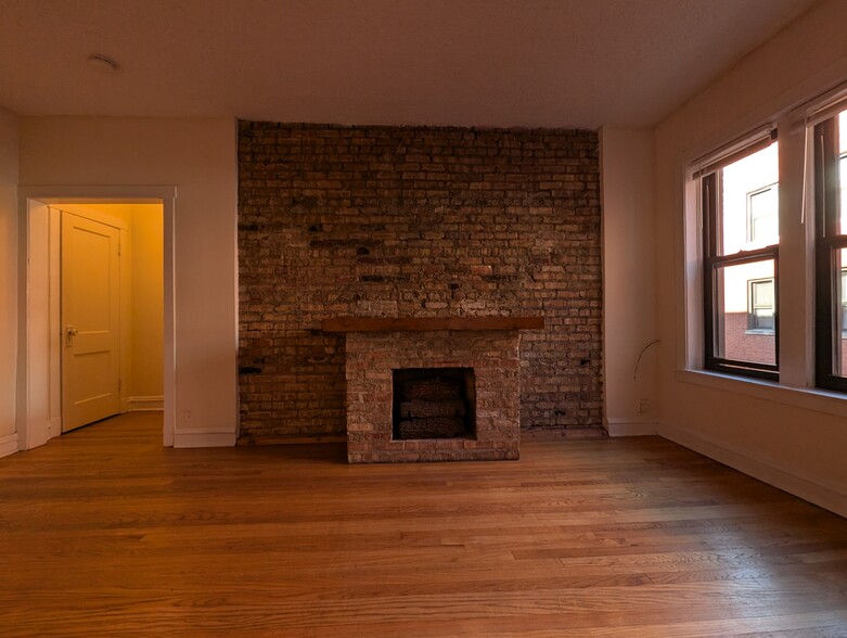Building Photo - 3523 N Racine Ave