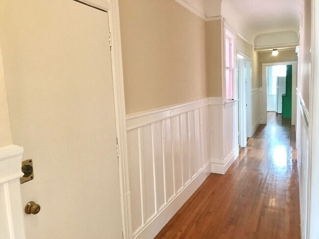 Building Photo - Top Floor Huge 4BR Flat, In Unit Laundry i...
