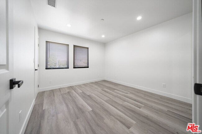 Building Photo - 4112 1/2 Normandie Ave