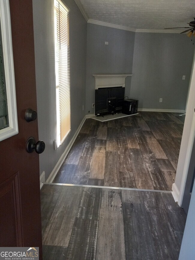 Building Photo - 2036 Charter Manor