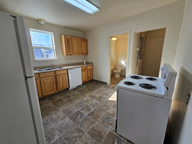 Building Photo - Northside Spokane! Available Now! Move In ...