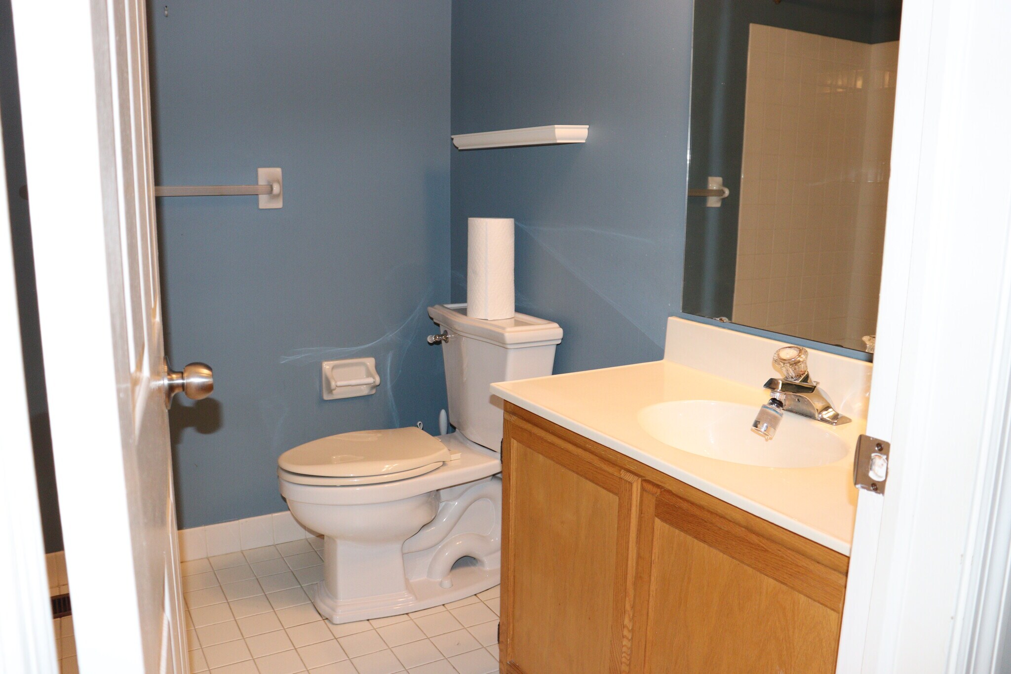 Building Photo - 323 Country Club Dr