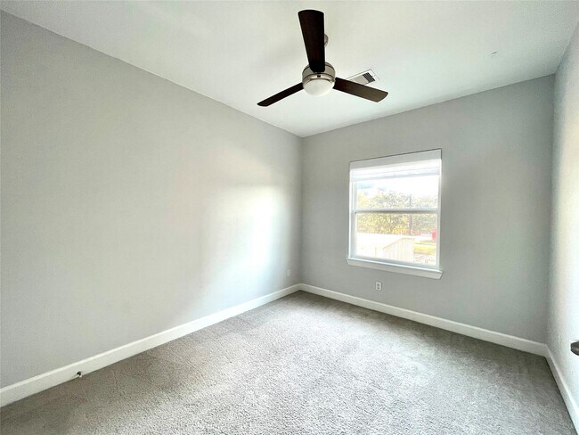 Building Photo - 1211 Marconi St