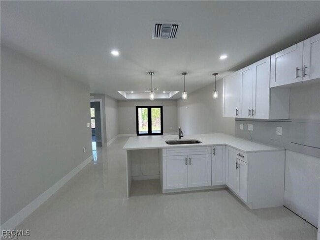 Building Photo - 405-407 Chalet Ave S