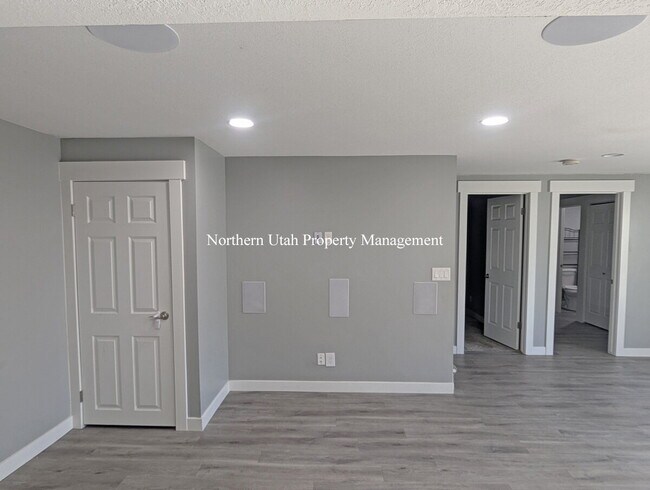 Building Photo - 6 Bed 3 Bath Home with Everything!