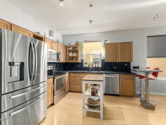 Building Photo - 706 E Washington St