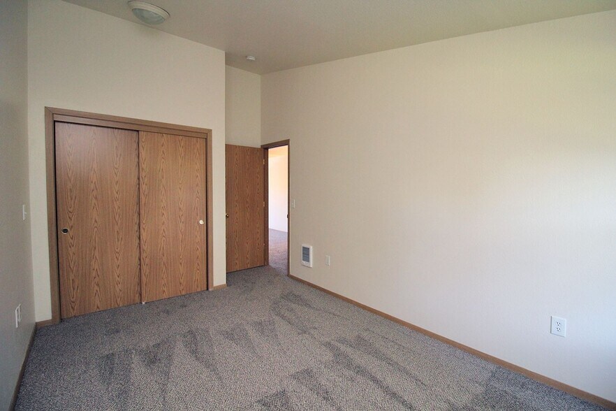 Building Photo - 1432-1422-1428 NE 160th Ave