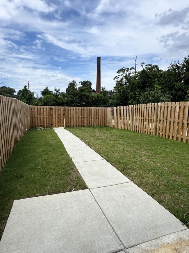 Building Photo - Move-In Special!! 1/2 Off First Month's Rent!!