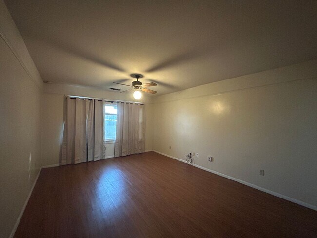 Building Photo - Centrally Located Cottage