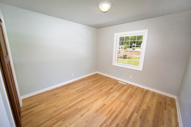 Building Photo - 1255 Westwood Dr