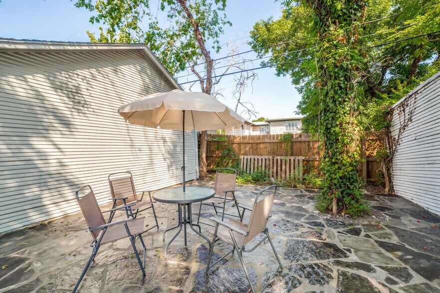 Patio - 135 E Ridgewood Ct