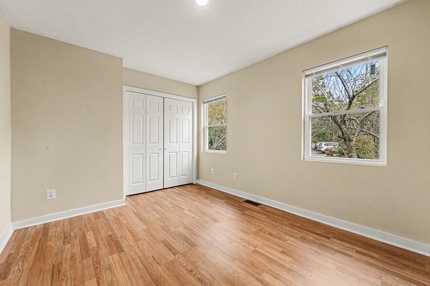 Building Photo - 304 Cedarwood Ln
