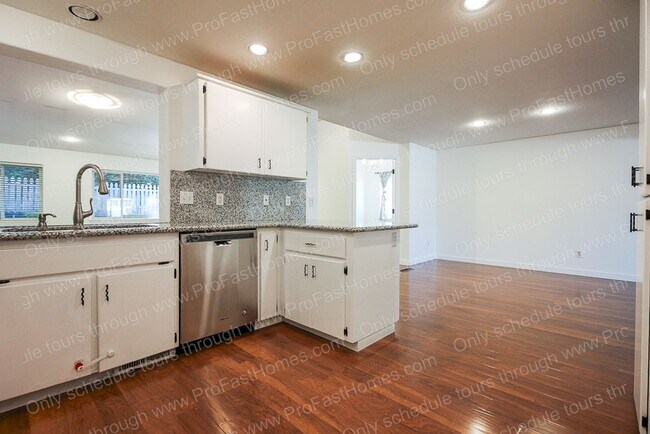 Building Photo - 11046 SE Henderson Dr