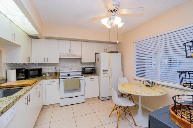 Building Photo - 13100 SW 11th Ct