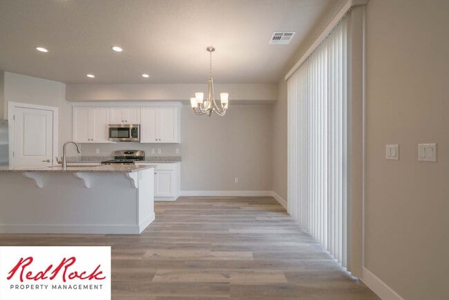 Building Photo - Modern 4-Bed Townhome in Hurricane Heights