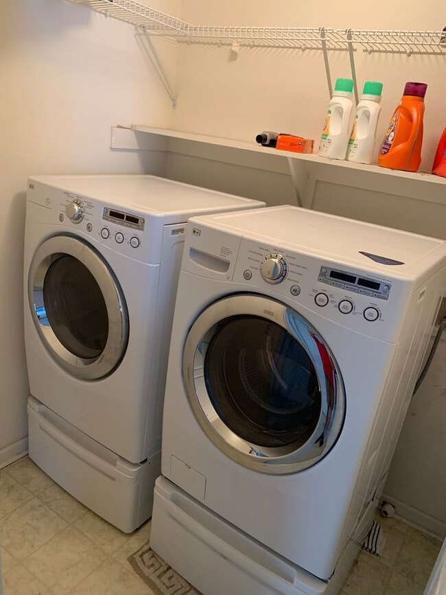 Building Photo - 3 Bedroom 2 Bathroom Single Family Condo