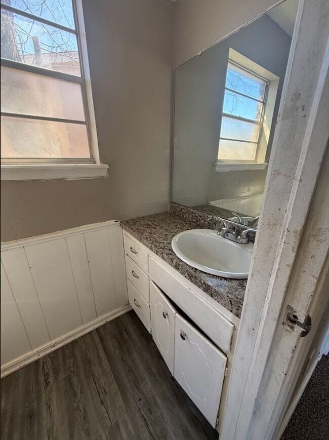 Building Photo - Charming 5 Bedroom House