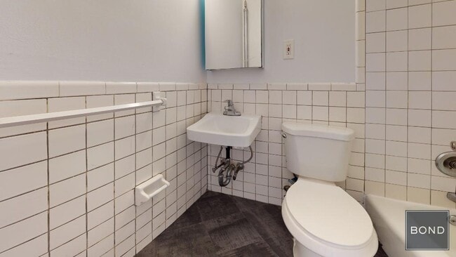 Building Photo - 212 E 85th St