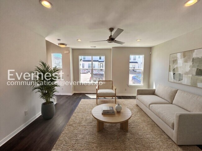 Building Photo - Limited Time Special Offer / 2 Bed/2.5 Bath Townhome with Off-Street Parking / Pet-Friendly / Ava...