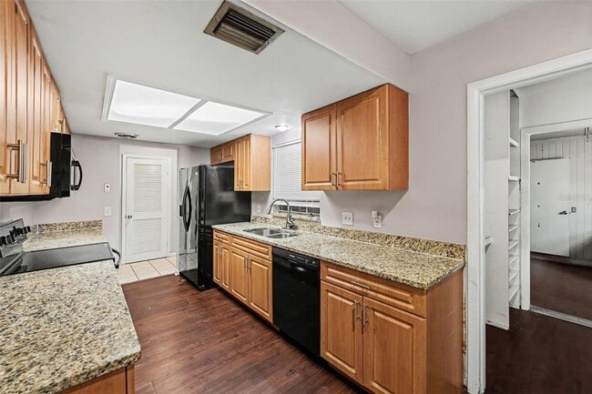 Building Photo - 14706 Carnation Dr