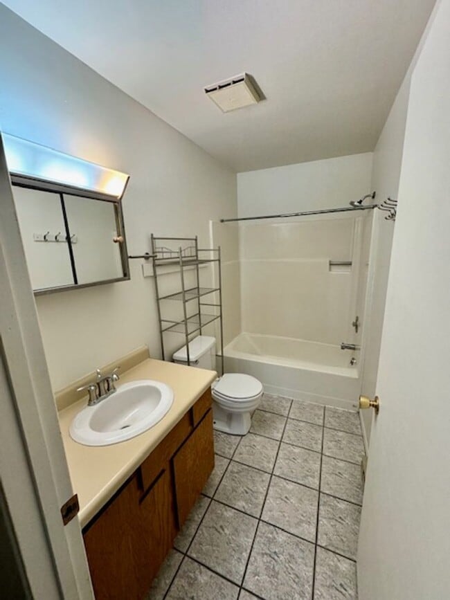 Building Photo - 2 Bedrooms 1 Bathroom-Pet Friendly