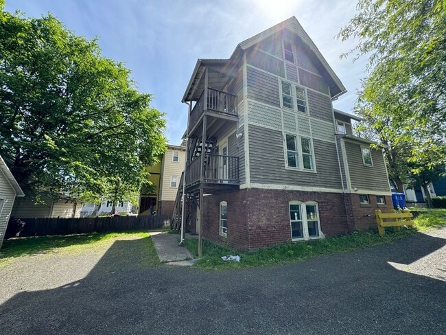 Building Photo - 1 Bedroom First Floor Unit