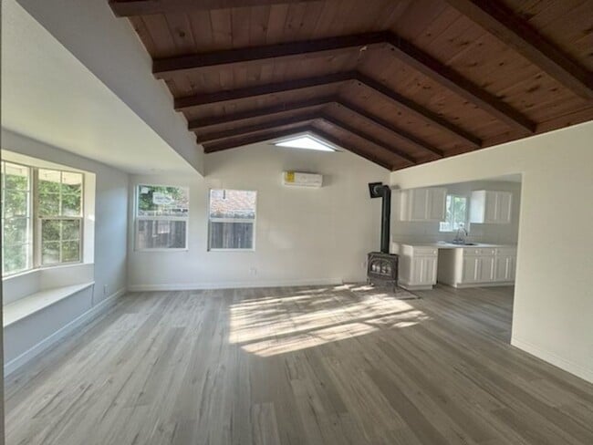 Building Photo - Charming Woodland Hills3+2  Home completely remodeled