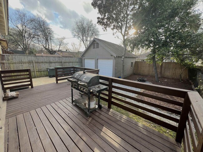 Building Photo - 897 S Cox St