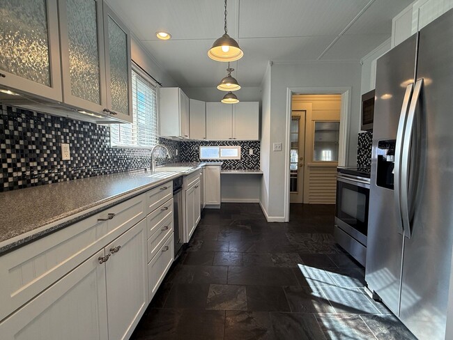 Building Photo - Now renting 4 bedroom House