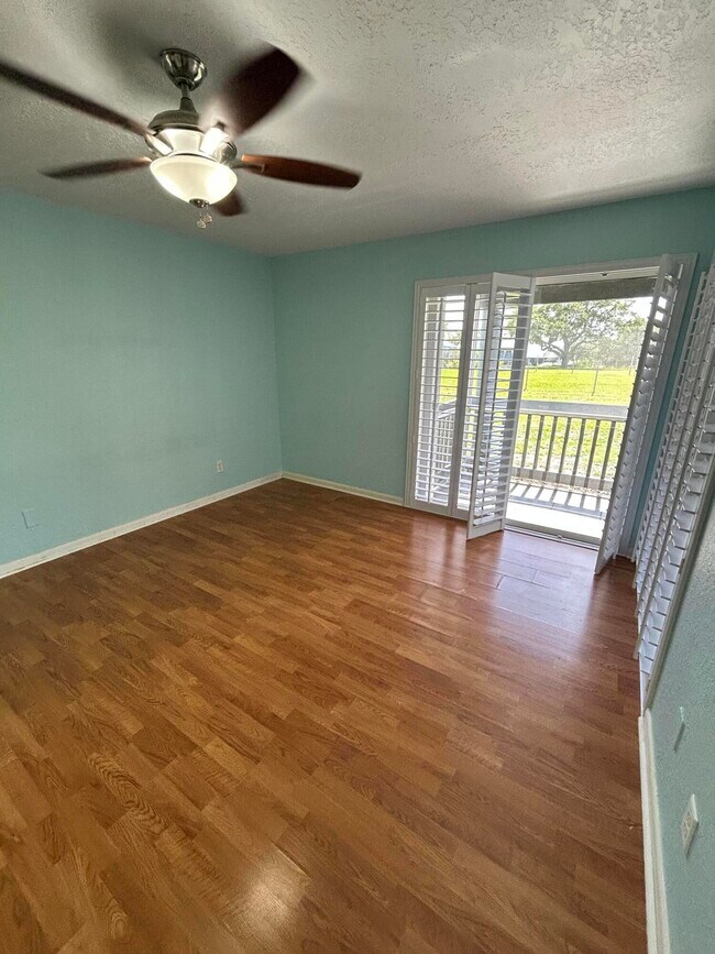 Building Photo - 1585 NE Beacon Dr