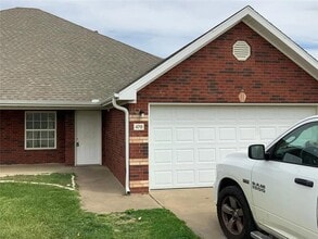 Building Photo - 470 Weston Loop