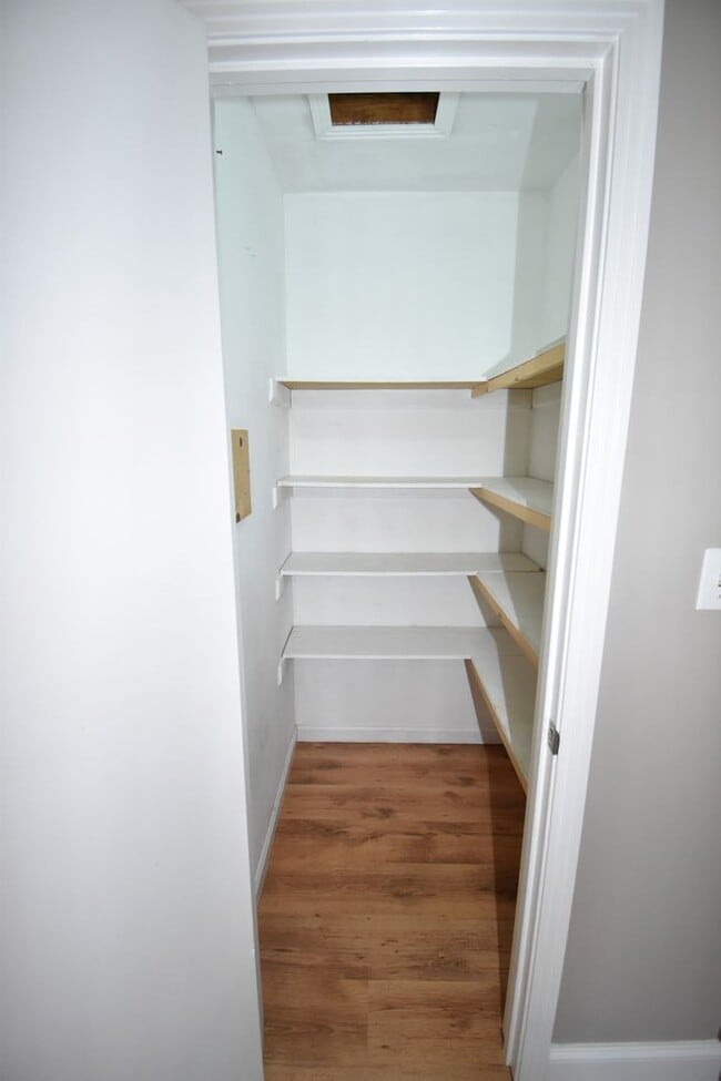 Building Photo - 2 Bedroom Pet Friendly Home For Rent!